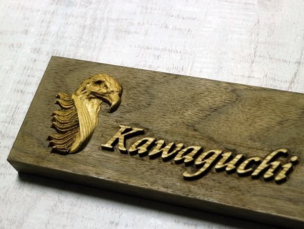 画像3: 鷲　2色モチーフ彫刻表札　横型　ウォルナット   (3)